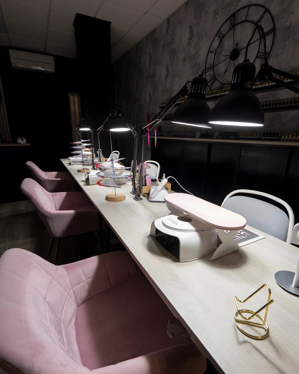 Mesas de trabajo del estudio Valkiria Nails en Reus