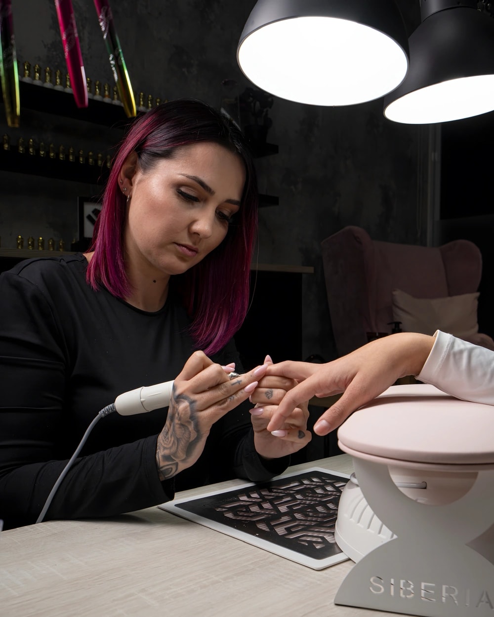 Laura trabajando con el torno en su mesa